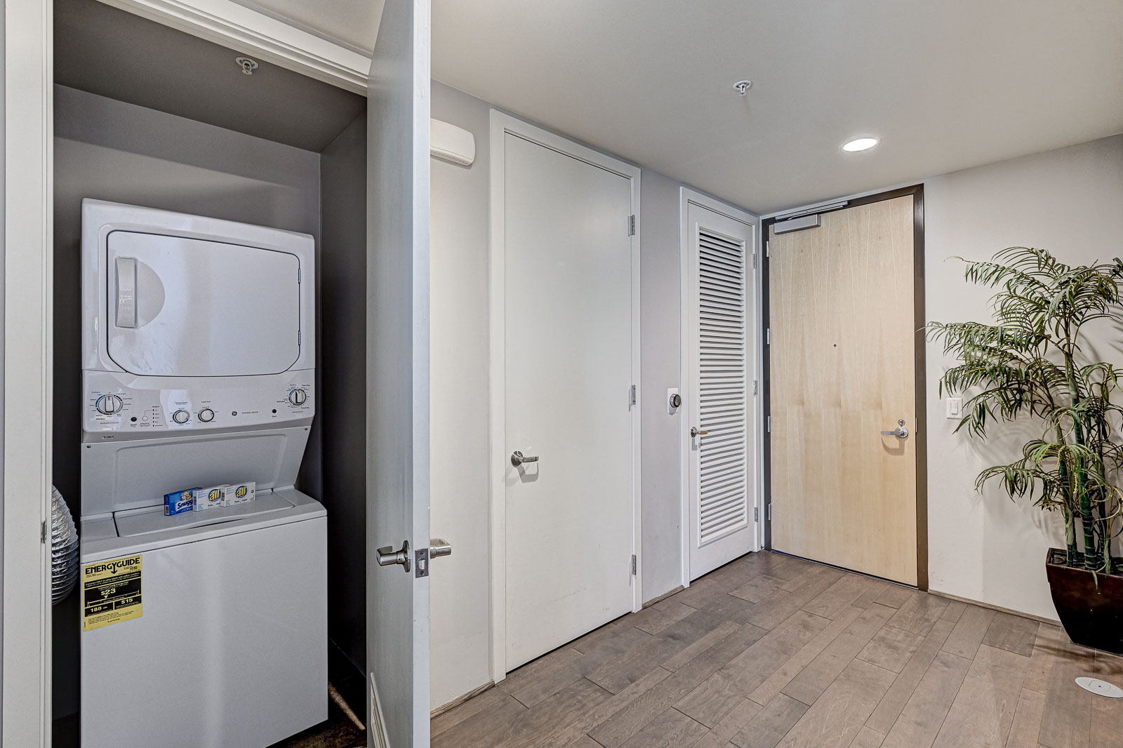 Las Vegas, Nevada, 2 Bedrooms Bedrooms, ,2 BathroomsBathrooms,Condo,Furnished,Juhl,E Bonneville,11,1747