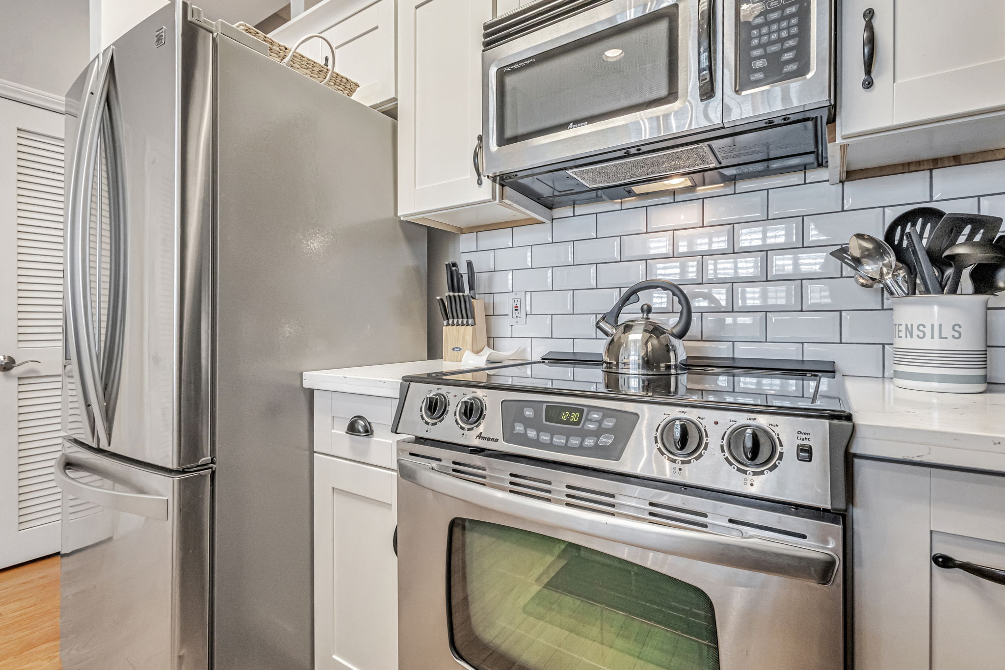 img 20 web or mls 220 lombard st 522 AvenueWest Global