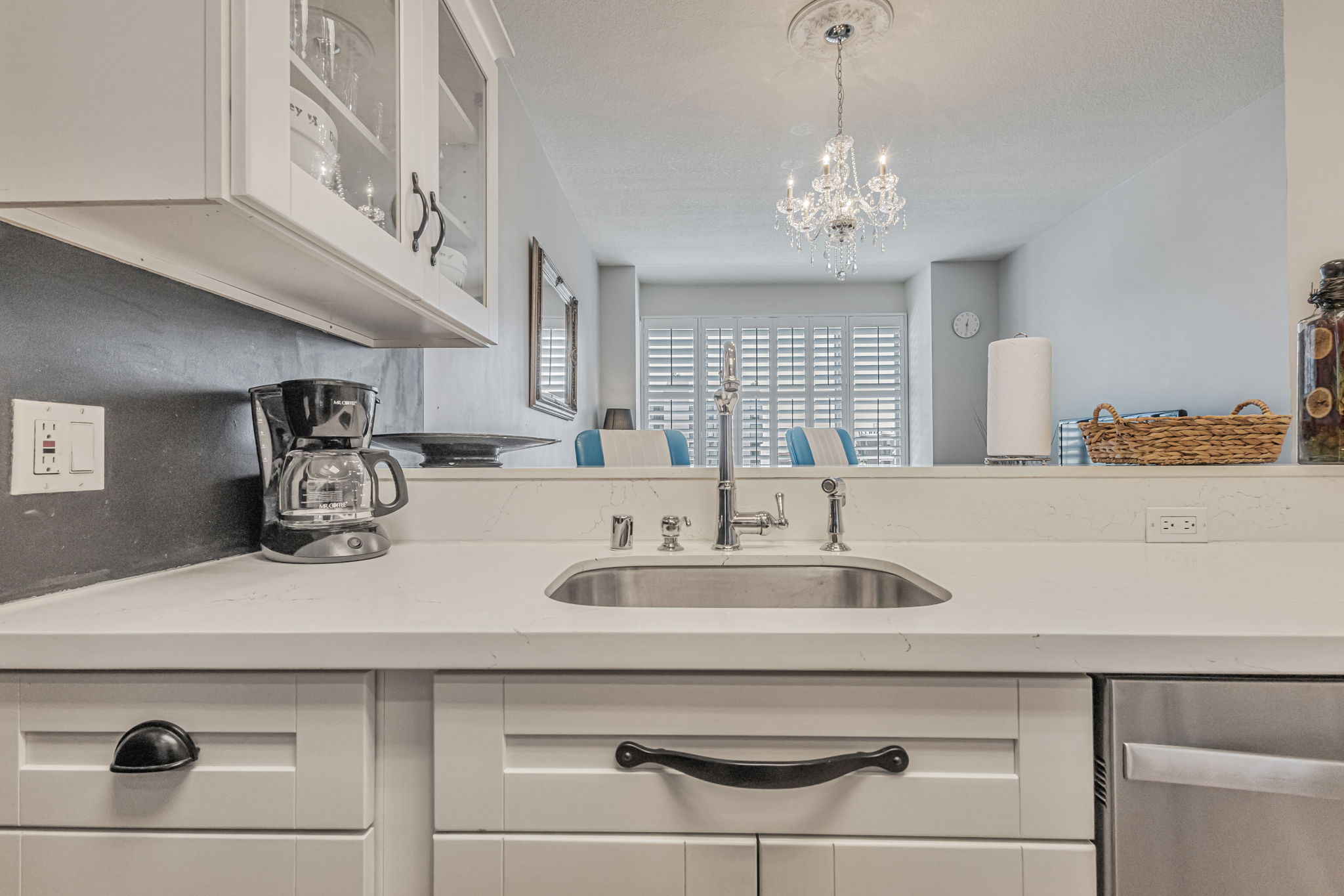 img 22 web or mls 220 lombard st 522 AvenueWest Global