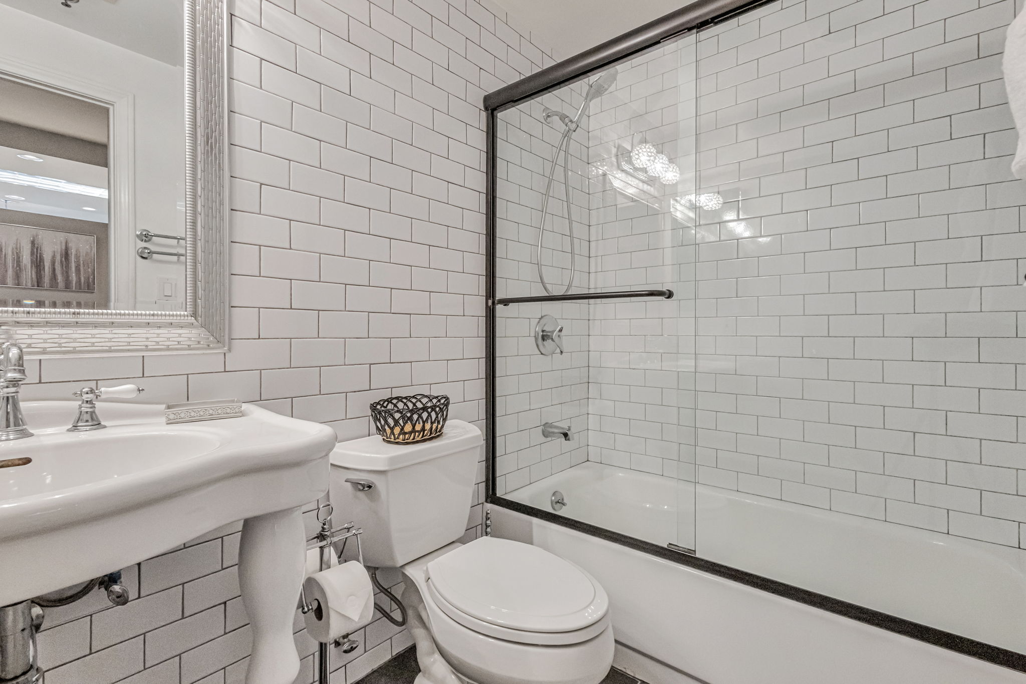 img 32 web or mls 220 lombard st 522 AvenueWest Global