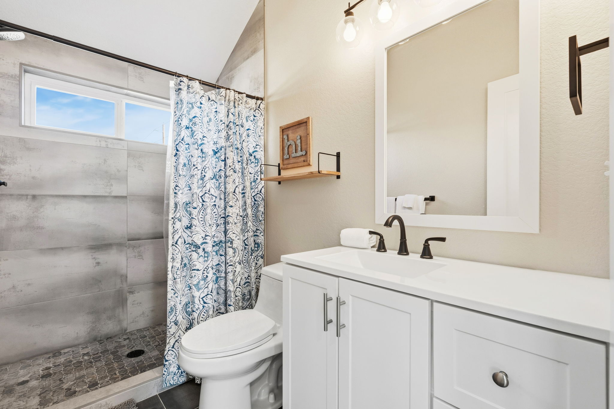 Situated in the charming Whittier neighborhood, this home offers easy access to some of Denver’s most popular destinations:
Downtown Denver – minutes away
City Park – walking distance
Denver Zoo
Denver Museum of Nature & Science
Close to restaurants, coffee shops, hospitals, and major commuter routes