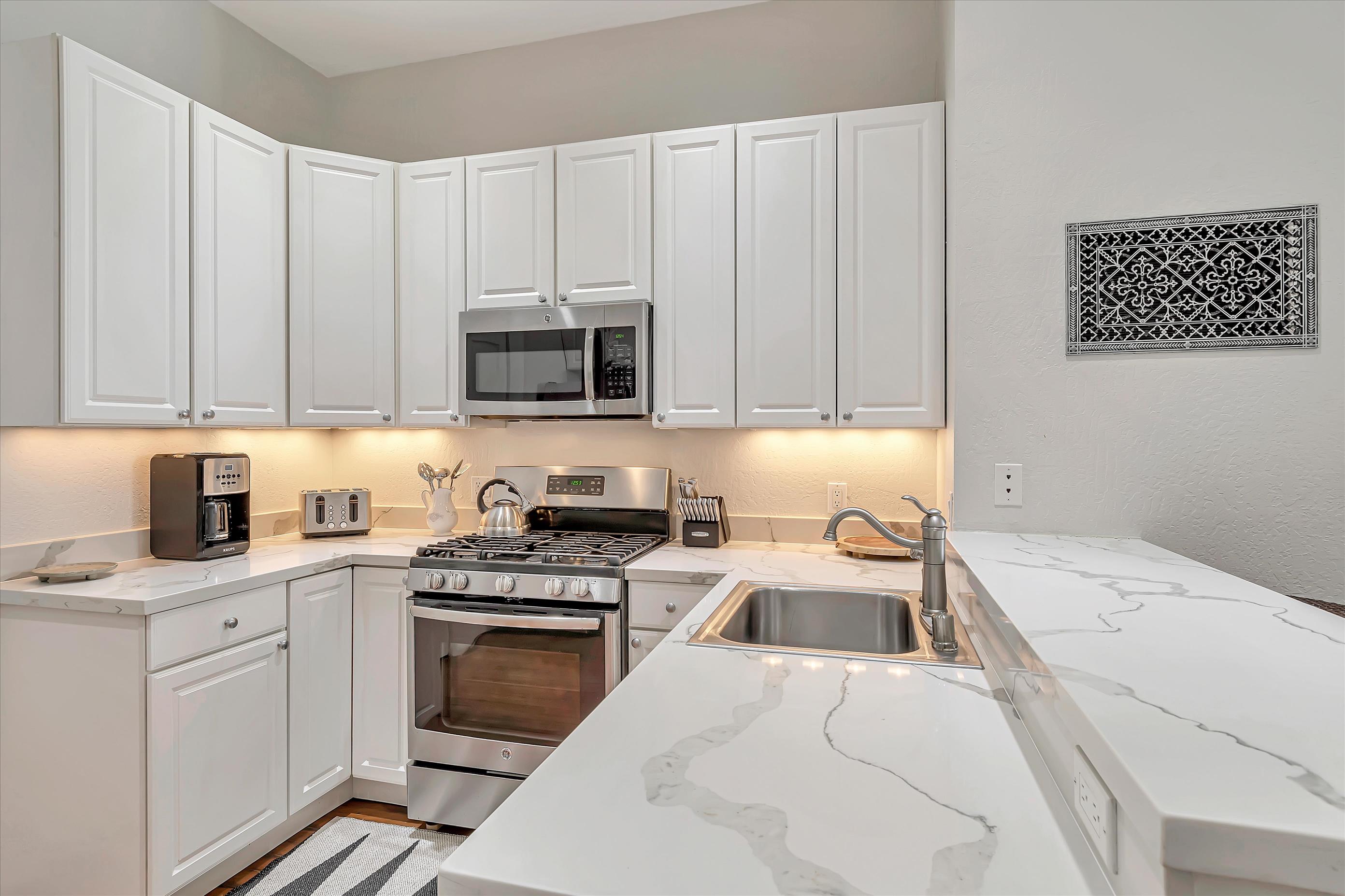 Cozy North Beach Gem — 1 BR / 1 BA Condo with City Views Cozy North Beach Gem — 1 BR / 1 BA Condo with City Views