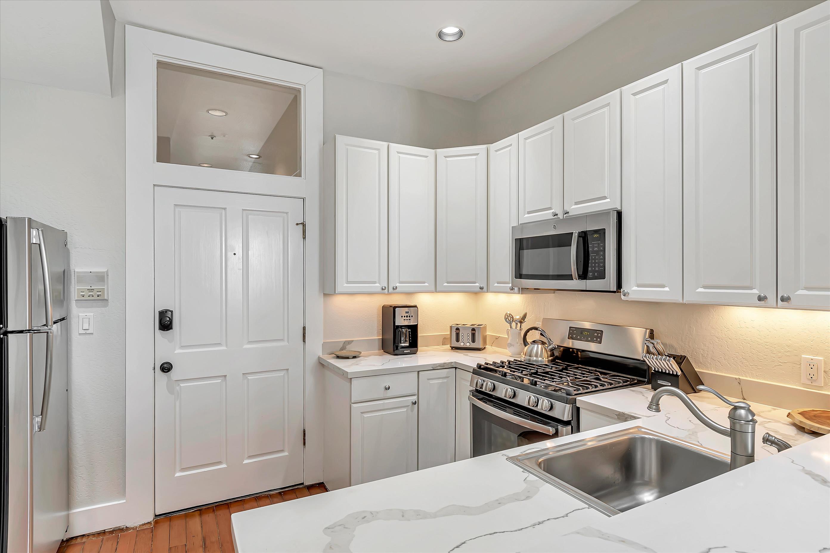 Cozy North Beach Gem — 1 BR / 1 BA Condo with City Views Cozy North Beach Gem — 1 BR / 1 BA Condo with City Views