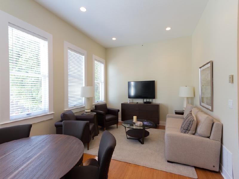 1 Bedroom/1 Bathroom condo located in North Beach! 1 Bedroom/1 Bathroom condo located in North Beach!