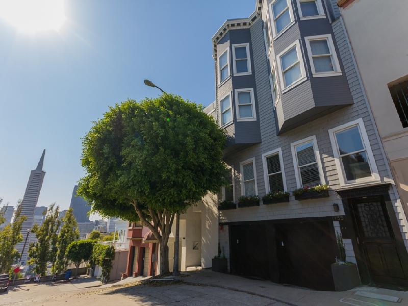 1 Bedroom/1 Bathroom condo located in North Beach! 1 Bedroom/1 Bathroom condo located in North Beach!