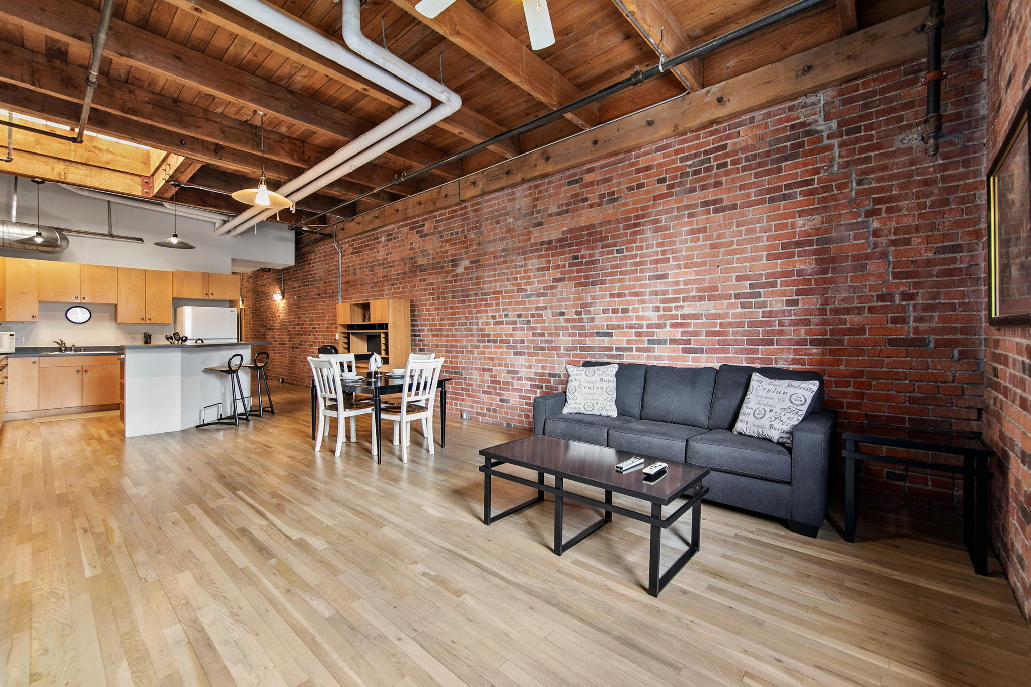 1 Bedroom/1Bathroom loft in Denver\'s new LoDo (Lower Downtown) district!  Features: original exposed brick walls, original arched windows, breakfast bar, granite slab, granite tile in kitchen, and walk-in closet.

Amenities include: community rooftop deck, club/party room, fitness center.

The building sits within easy walking distance to shops, restaurants, bars, the light rail station, and Coors Field. For residents looking for culture, the building is also closely situated to museums and theaters.